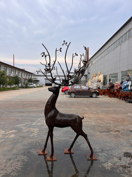 Bronzeskulptur Hirsch mit Geweih aus Ästen, Höhe 200 cm, Ansicht 4