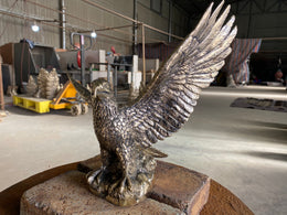 Bronzeskulptur Adler auf Felssockel, Höhe 35 cm, Ansicht 4
