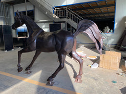 Bronzeskulptur Araberpferd im Schritt, Länge 280 cm, Ansicht 2