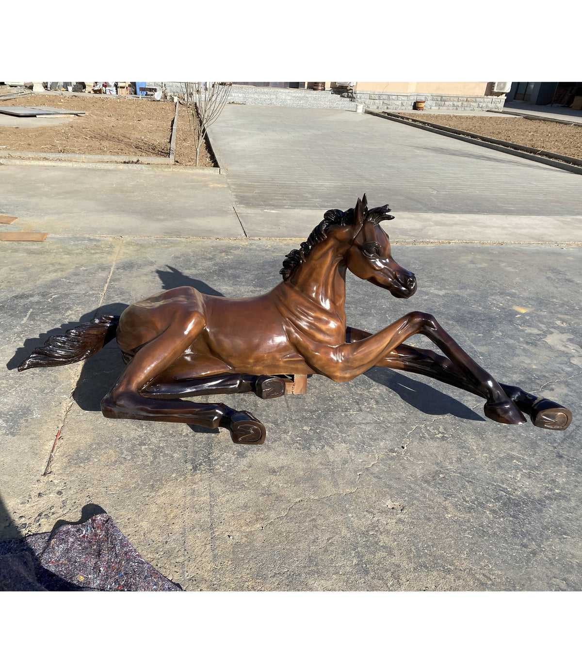 Bronzeskulptur liegendes Araberpferd, Länge 142 cm
