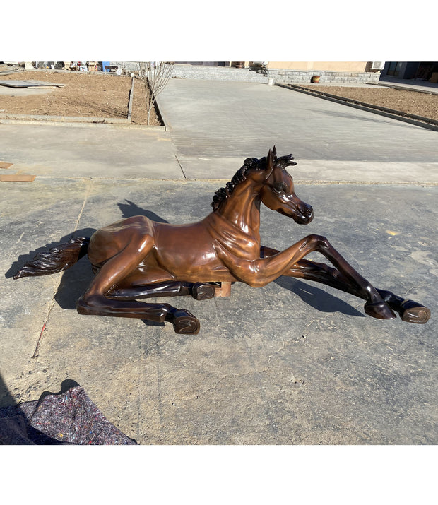 Bronzeskulptur liegendes Araberpferd, Länge 142 cm