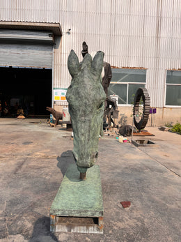 Bronzeskulptur Pferdekopf, Höhe 180 cm, Ansicht 2