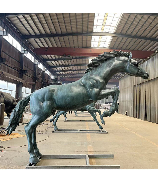 Bronzeskulptur steigendes Pferd, Länge 300 cm