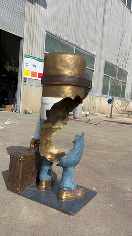 Bronzeskulptur Reisender mit Koffer, durchbrochen, Höhe 150 cm, Ansicht 2