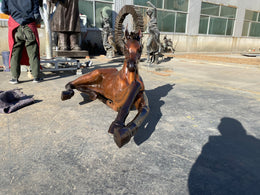 Bronzeskulptur liegendes Araberpferd, Länge 142 cm, Ansicht 3