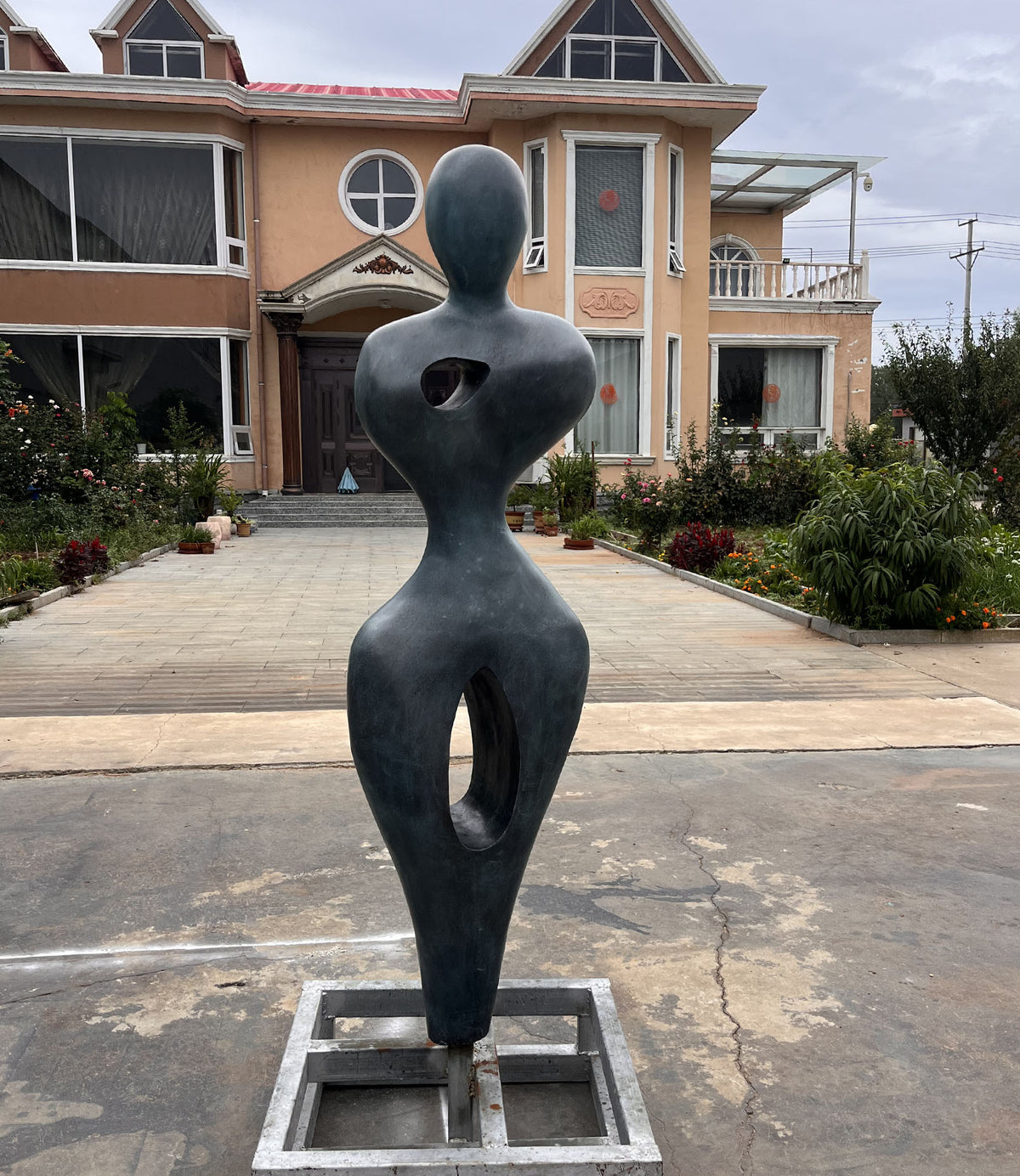 Bronzeskulptur weibliche Figur mit Durchbrüchen, Höhe 180 cm
