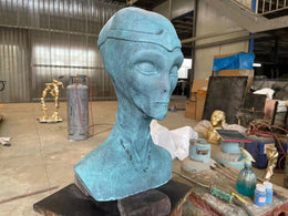 Bronzeskulptur abstrakte Gestalt mit Runenschmuck, Ansicht 2
