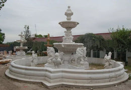 Marmorbrunnen dreistufig mit Löwen und Figurenkranz, Ansicht 1