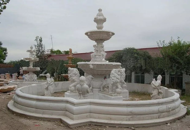 Marmorbrunnen dreistufig mit Löwen und Figurenkranz