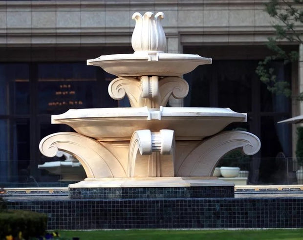 Marmorbrunnen zweistufig mit Blattschale auf dunklem Sockel
