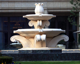 Marmorbrunnen zweistufig mit Blattschale auf dunklem Sockel, Ansicht 2
