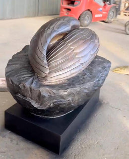 Bronzeskulptur gefallener Engel auf Fels, Höhe 150 cm, Ansicht 2