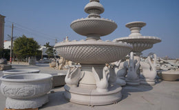 Marmorbrunnen zweistufig mit Reliefschale, Ansicht 1