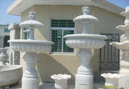 Marmorbrunnen zweistufig mit Reliefschale, Ansicht 2