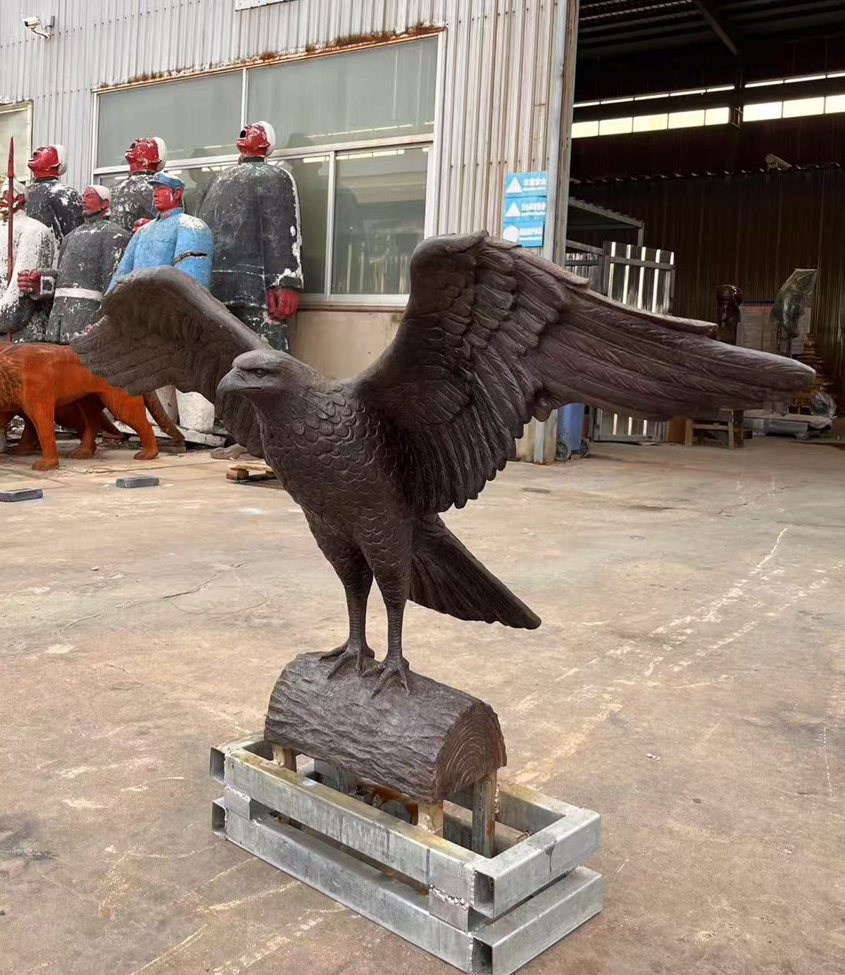 Bronzeskulptur Adler im Anflug, Höhe 150 cm