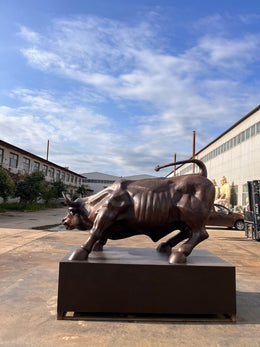 Bronzeskulptur Stier im Angriff, Länge 250 cm, Ansicht 5
