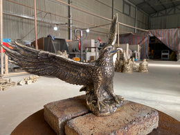 Bronzeskulptur Adler auf Felssockel, Höhe 35 cm, Ansicht 2