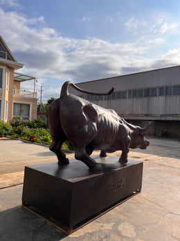 Bronzeskulptur Stier im Angriff, Länge 250 cm, Ansicht 3