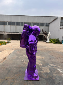 Edelstahlskulptur Astronaut, violett verspiegelt, Höhe 180 cm, Ansicht 4