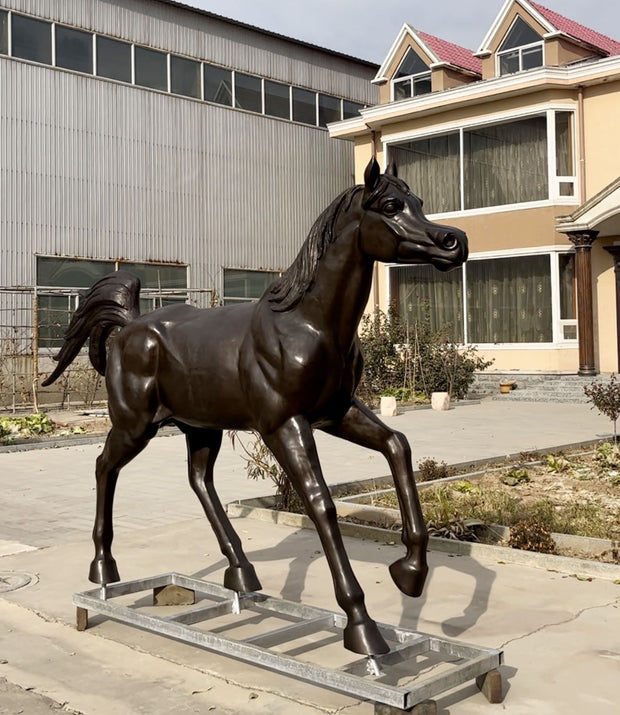 Bronzeskulptur Araberpferd im Antritt, Länge 300 cm