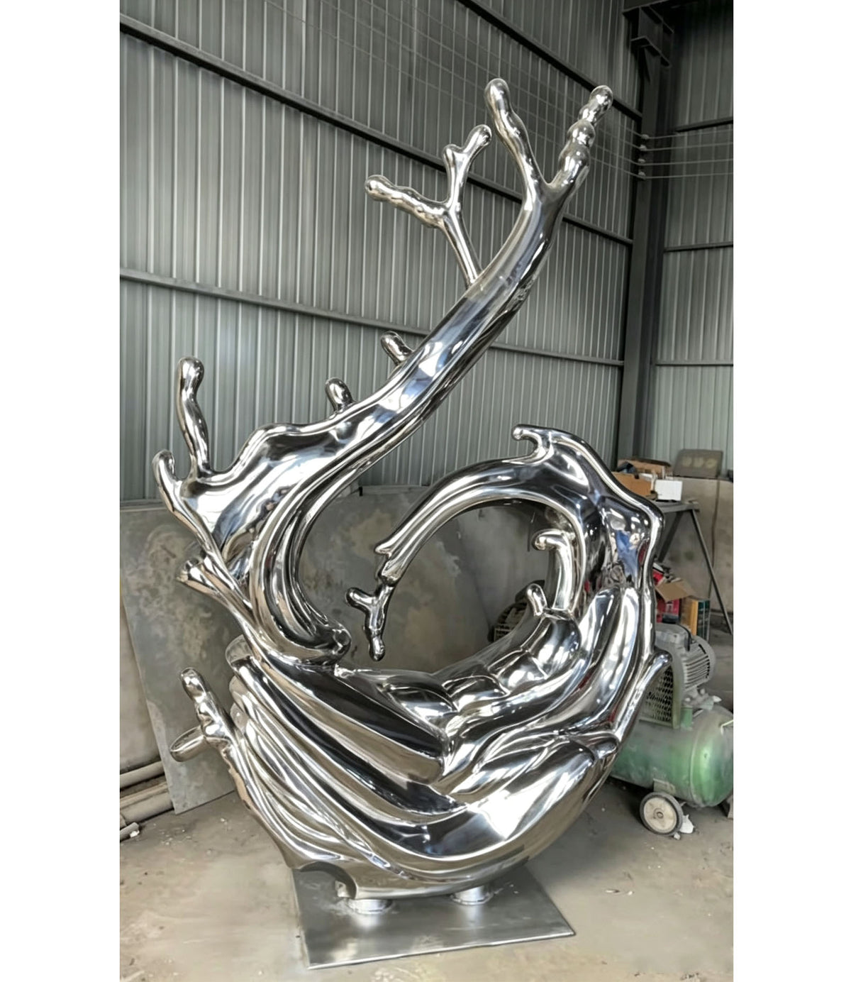 Edelstahlskulptur Welle, Höhe 210 cm