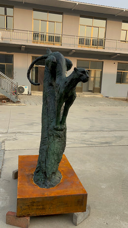 Bronzeskulptur Gepard am Baumstamm, Höhe 170 cm, Ansicht 4