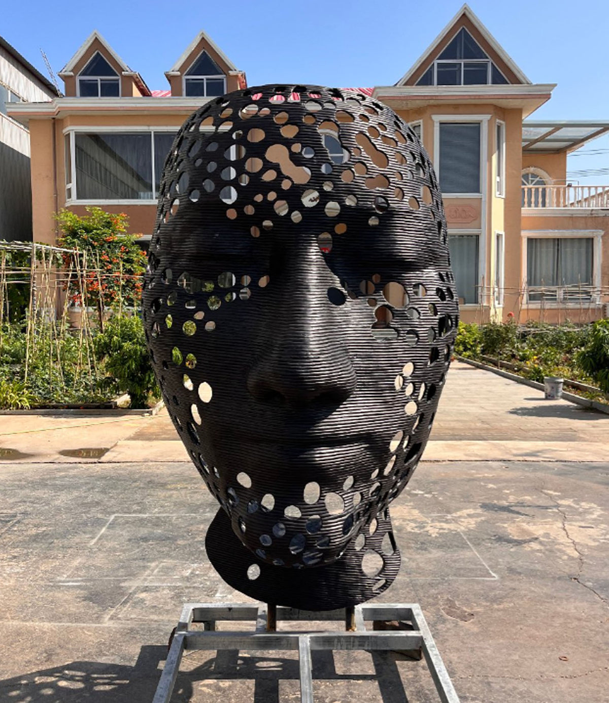 Bronzeskulptur durchbrochenes Gesicht, Höhe 200 cm