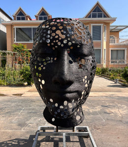 Bronzeskulptur durchbrochenes Gesicht, Höhe 200 cm, Ansicht 1