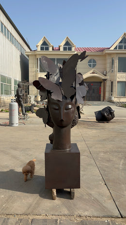 Bronzeskulptur Frauenkopf mit Schmetterlingen, Höhe 200 cm, Ansicht 3