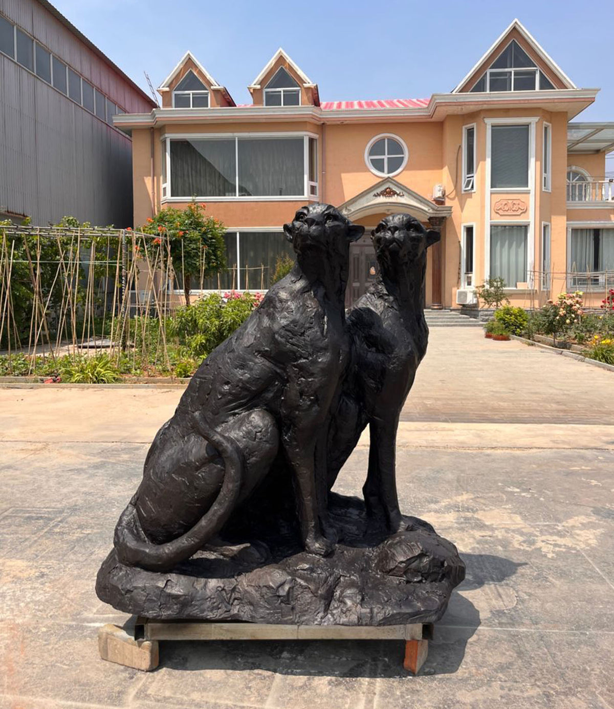 Bronzeskulptur Leopardenpaar, Höhe 150 cm