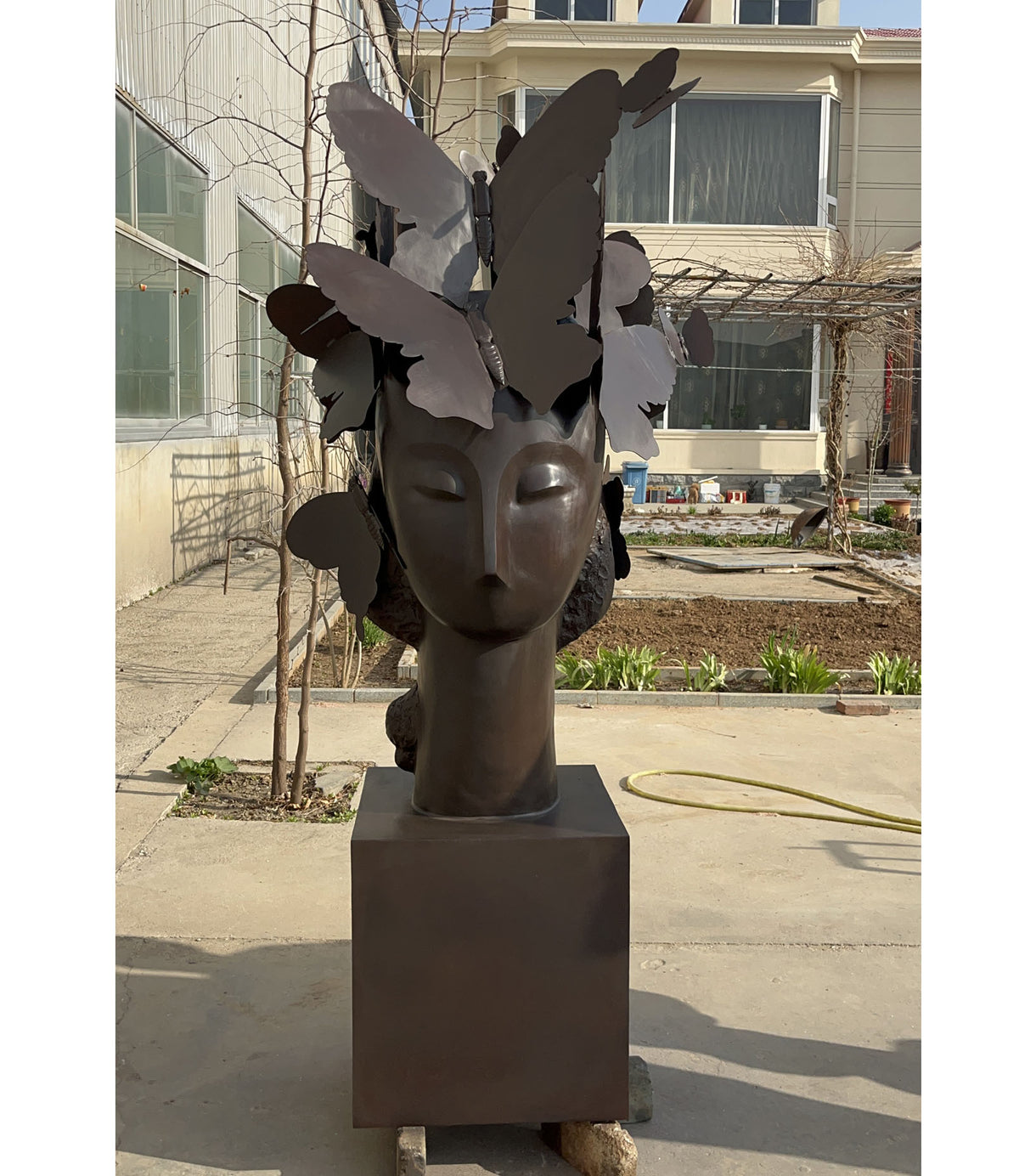 Bronzeskulptur Frauenkopf mit Schmetterlingen, Höhe 200 cm