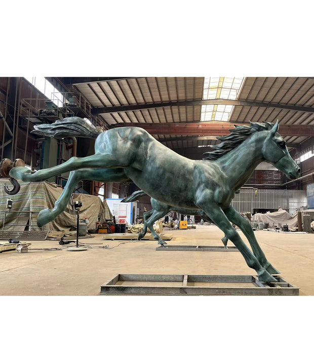 Bronzeskulptur Pferd im Galopp, Variante mit erhobenem Kopf, Länge 300 cm