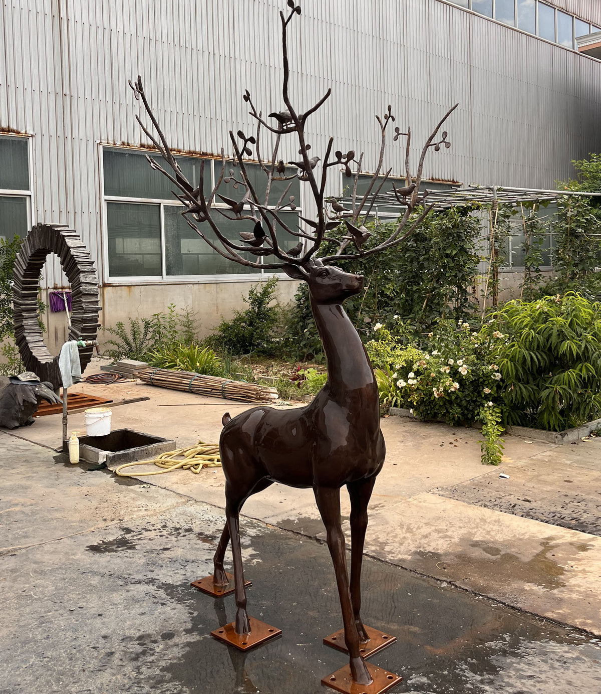 Bronzeskulptur Hirsch mit Geweih aus Ästen, Höhe 200 cm