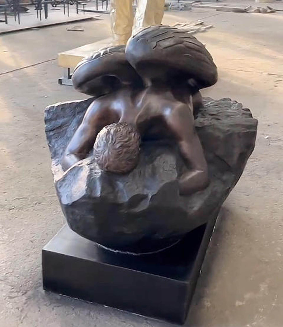 Bronzeskulptur gefallener Engel auf Fels, Höhe 150 cm