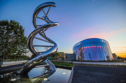 Edelstahlskulptur Doppelhelix, Ansicht 2