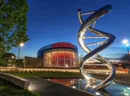 Edelstahlskulptur Doppelhelix, Ansicht 3