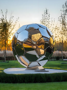 Edelstahlskulptur Fußball, facettiert, Ansicht 3