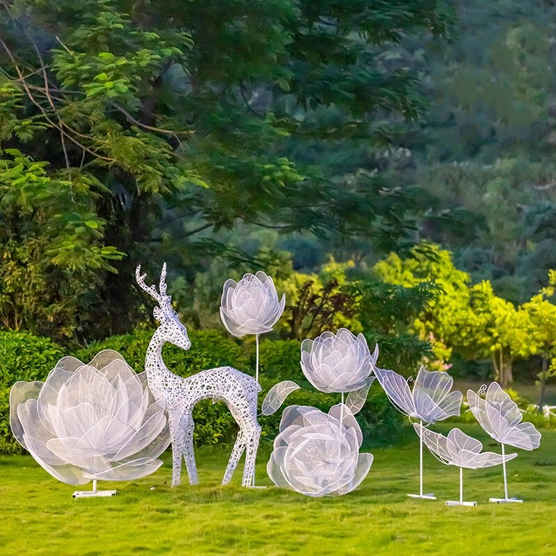 Edelstahlskulptur Hirsch und Blüten, durchbrochen