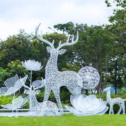Edelstahlskulptur Hirsch und Blüten, durchbrochen, Ansicht 2