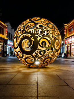 Edelstahlskulptur Lichtkugel mit Rankenwerk, Ansicht 1