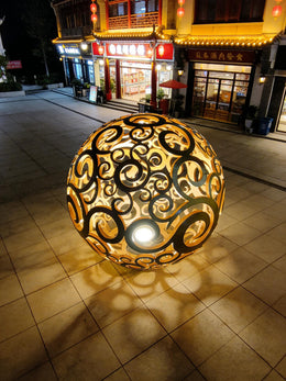 Edelstahlskulptur Lichtkugel mit Rankenwerk, Ansicht 4