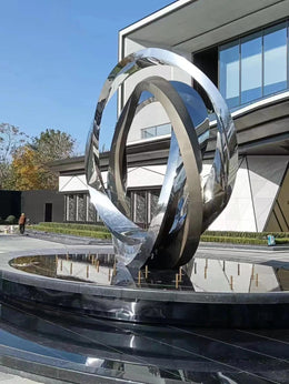 Edelstahlskulptur Ringpaar über Wasserbecken, Ansicht 3