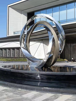 Edelstahlskulptur Ringpaar über Wasserbecken, Ansicht 4