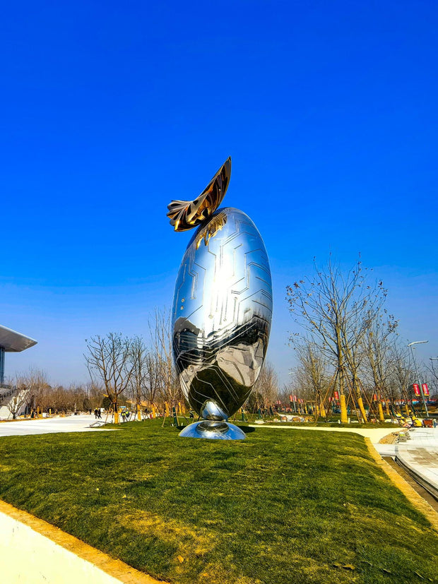 Edelstahlskulptur Ei mit goldenem Blattkranz