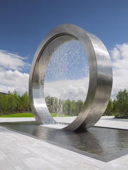 Edelstahlskulptur Wasservorhang im Ring, Ansicht 4
