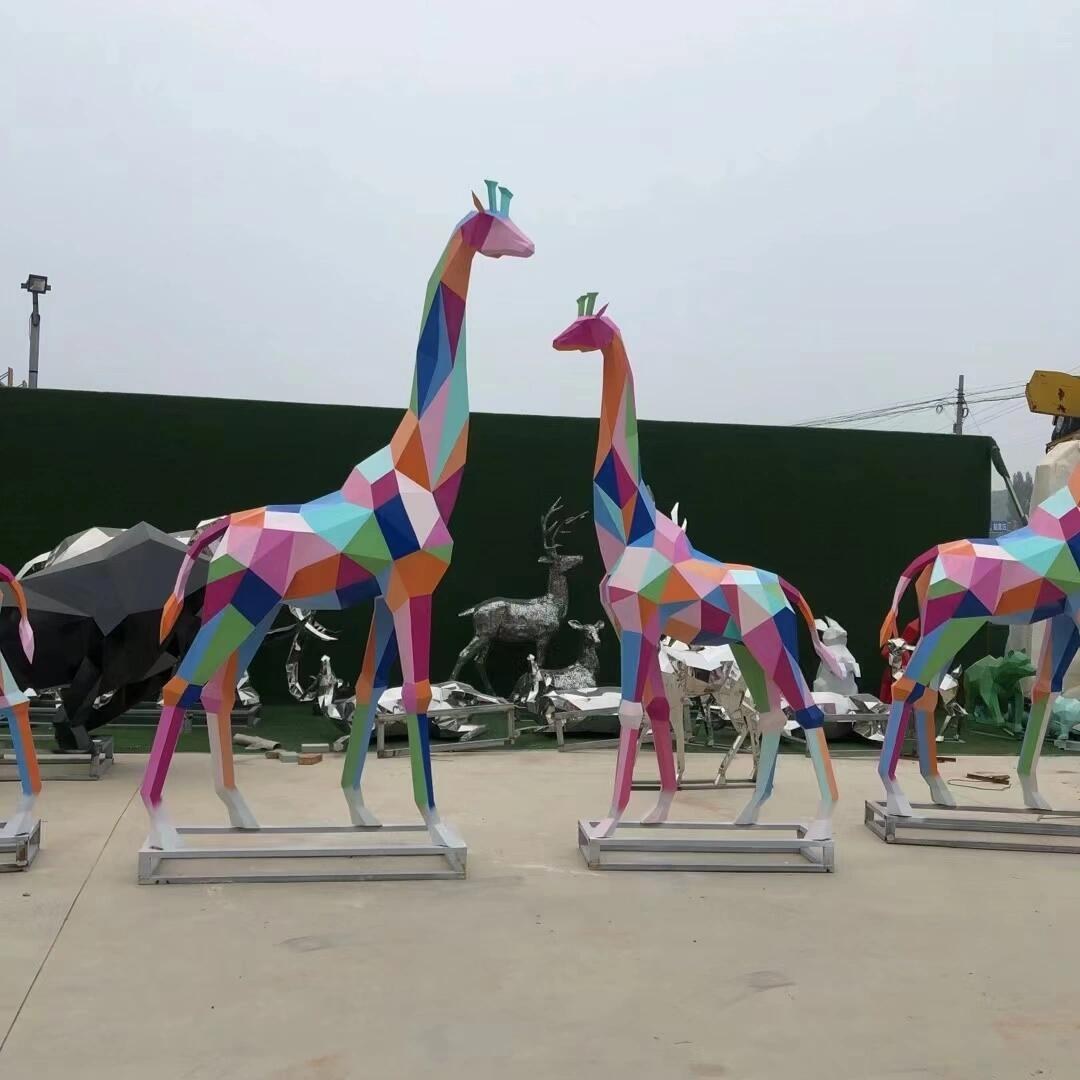 Skulpturen Giraffen, geometrisch, farbig