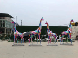 Skulpturen Giraffen, geometrisch, farbig, Ansicht 3