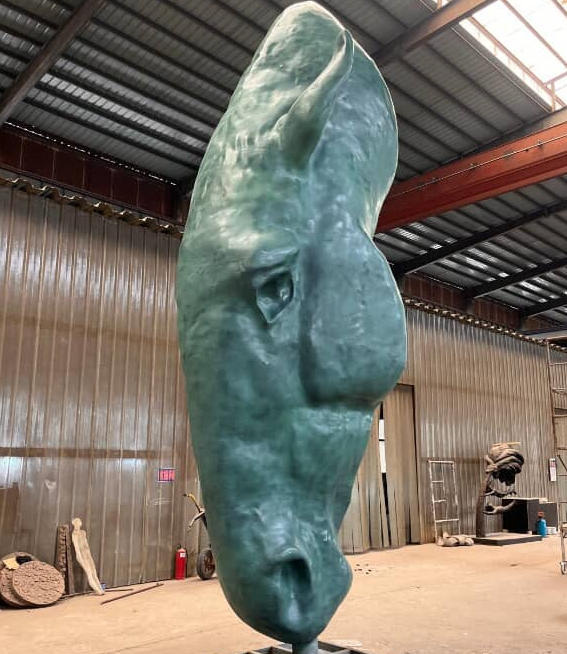 Bronzeskulptur Pferdekopf mit Grünspanpatina, Höhe 500 cm