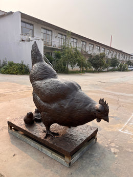 Bronzeskulptur Henne mit Küken, Höhe 130 cm, Ansicht 4