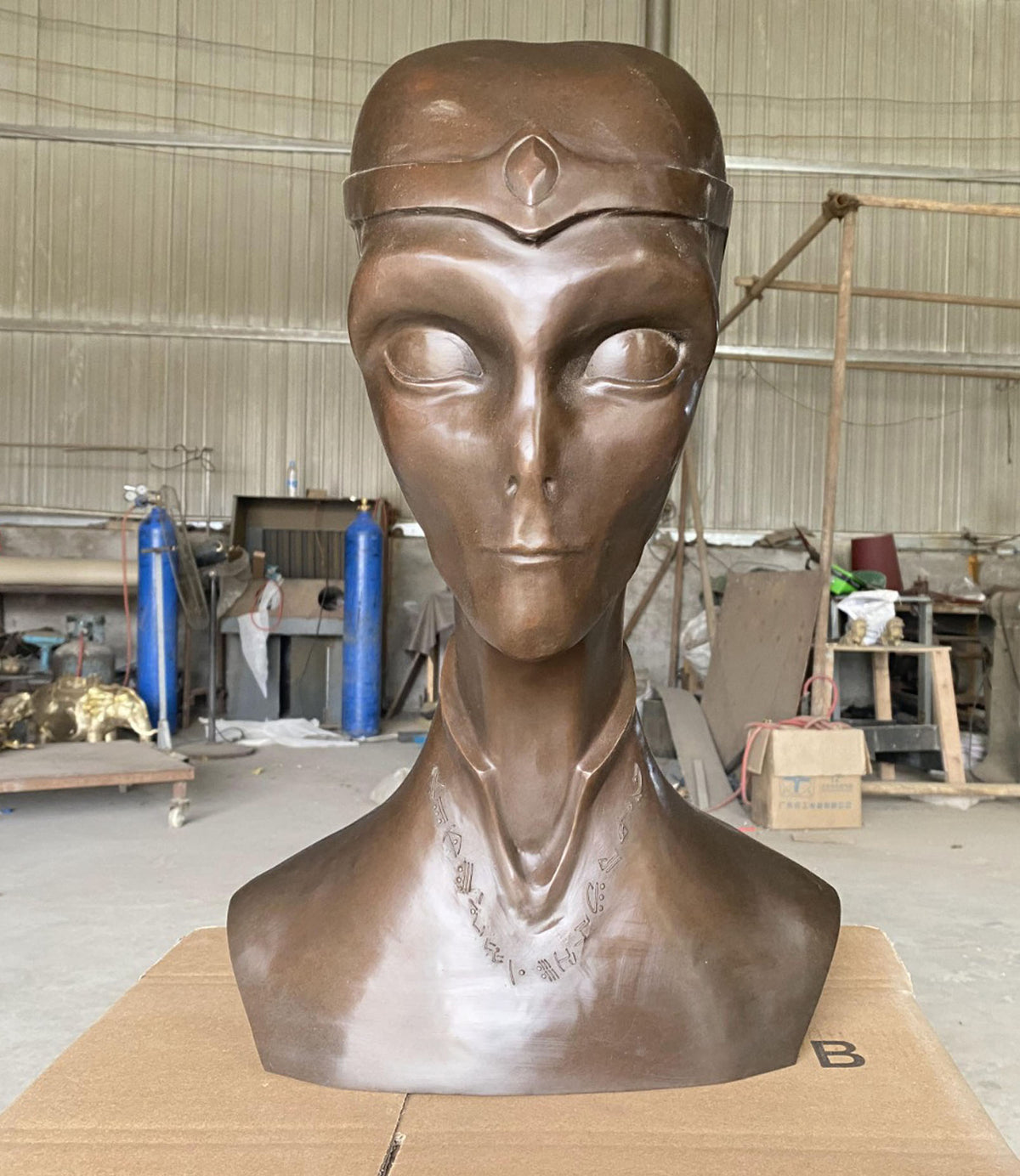 Bronzeskulptur abstrakte Gestalt mit Runenschmuck